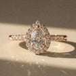Acacia - Bague de fiançailles diamant poire à entourage