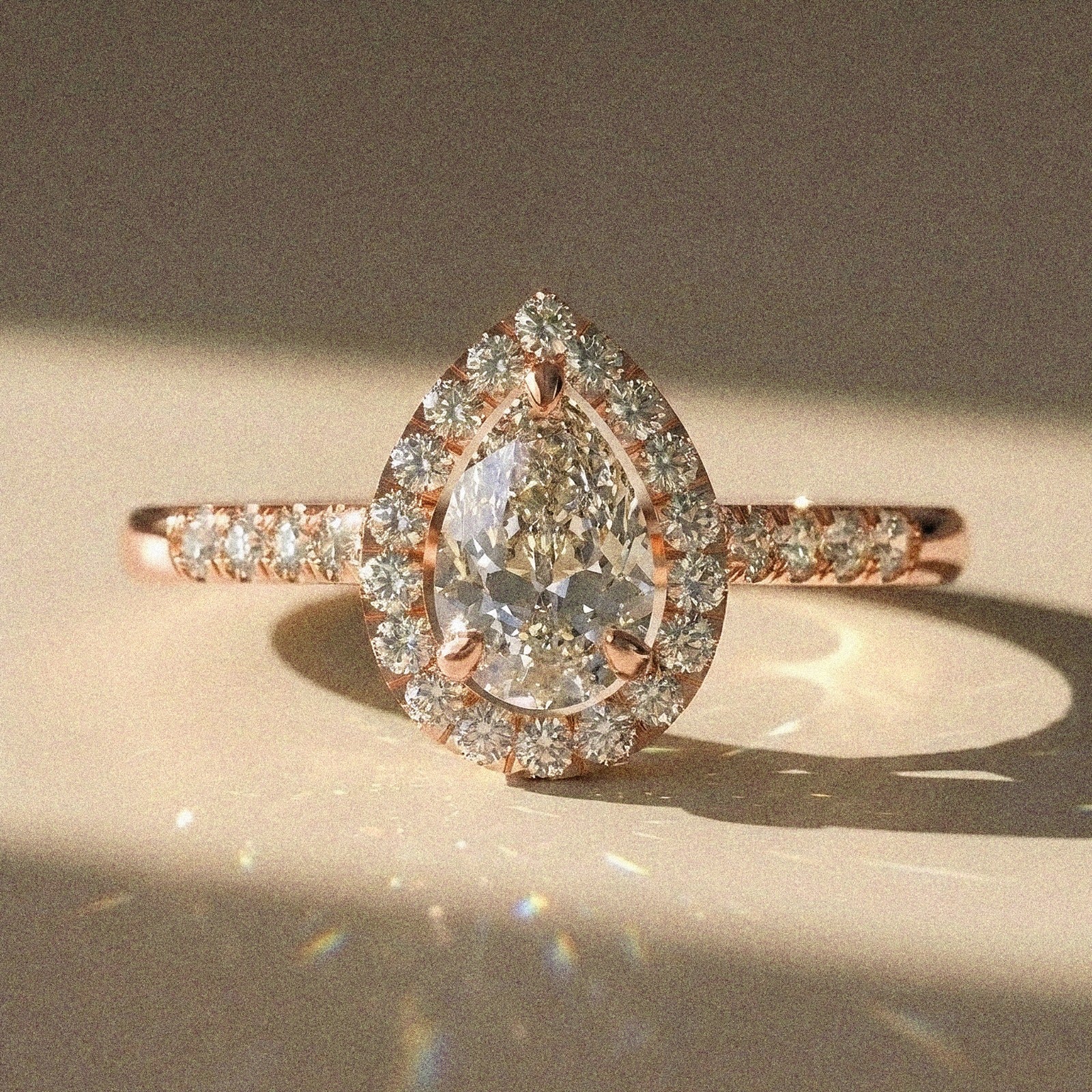 Acacia - Bague de fiançailles diamant poire à entourage