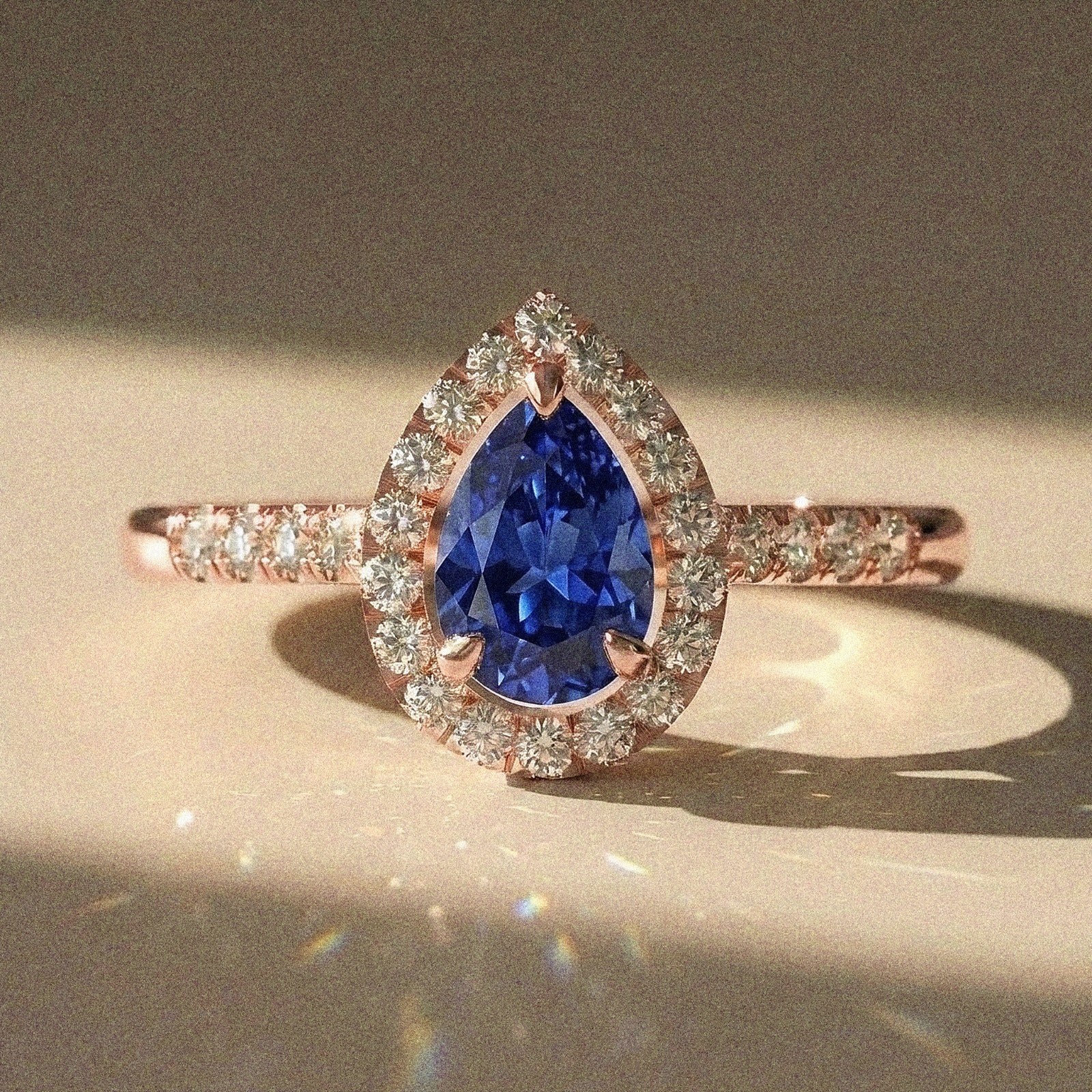 Acacia - Bague de fiançailles diamant poire à entourage