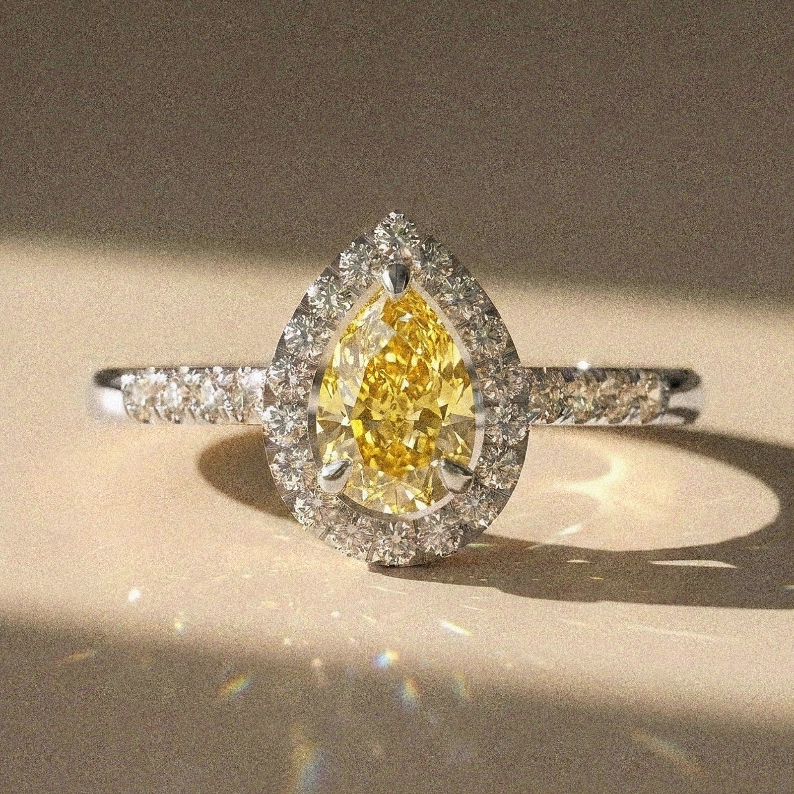 Acacia - Bague de fiançailles diamant poire à entourage