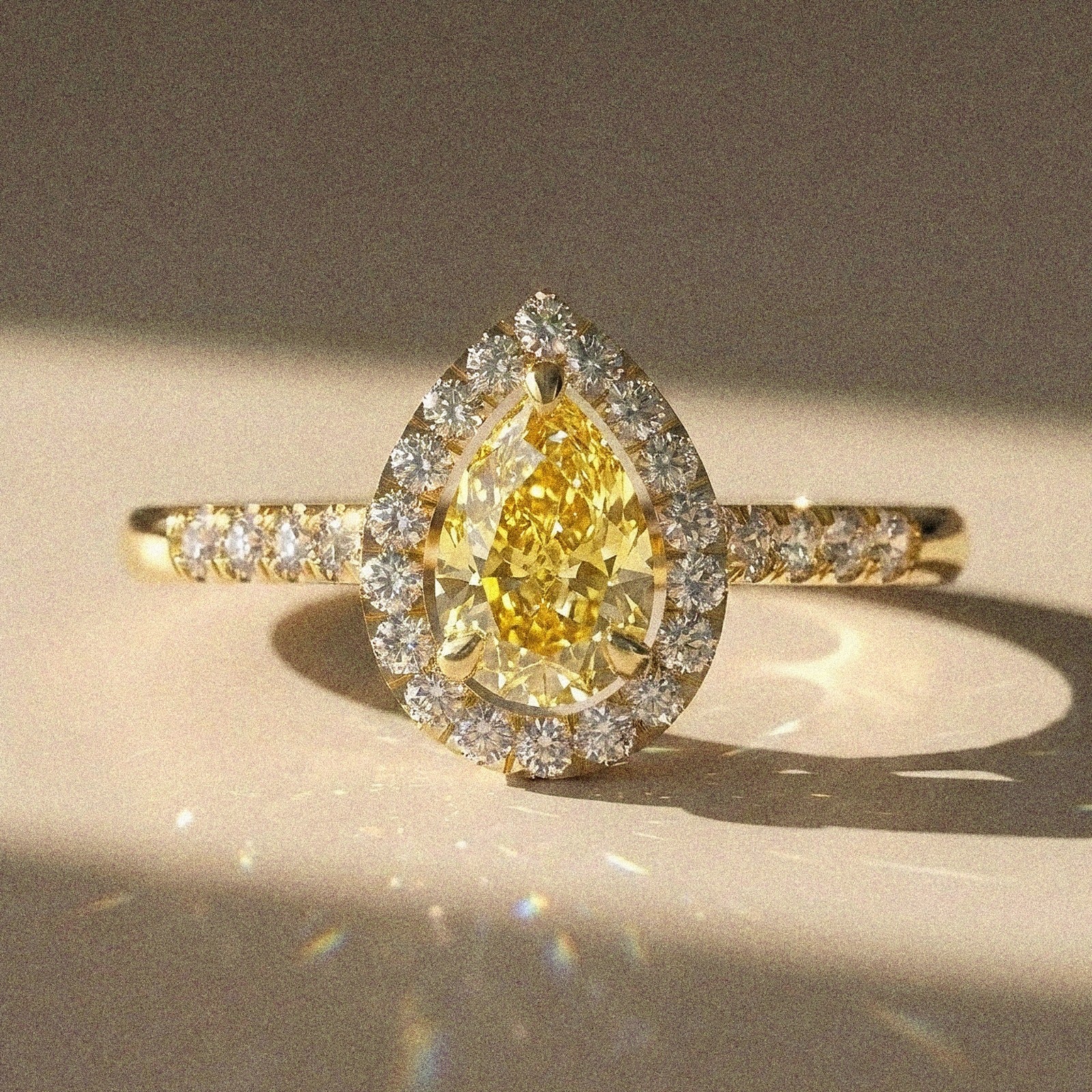 Acacia - Bague de fiançailles diamant poire à entourage
