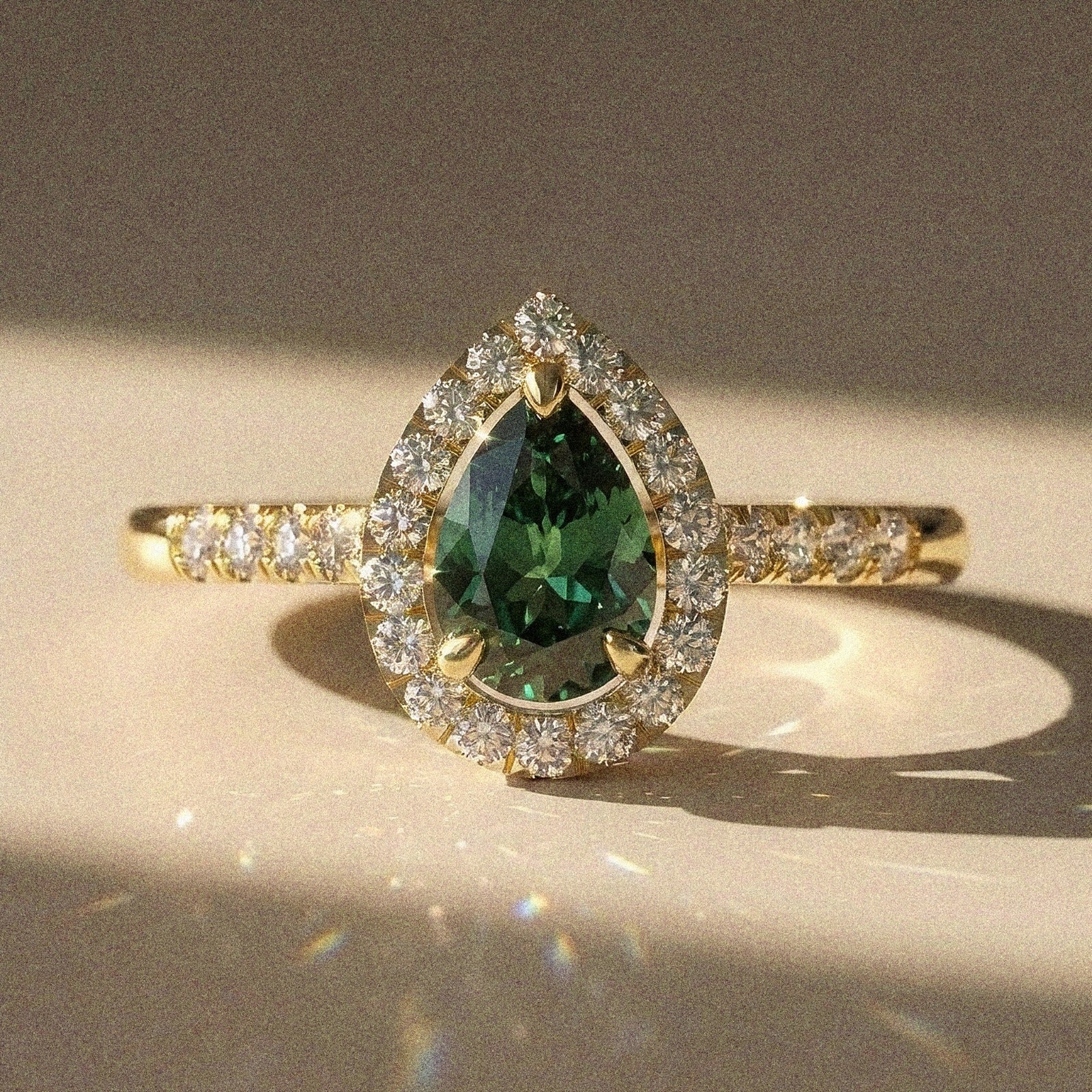 Acacia - Bague de fiançailles diamant poire à entourage