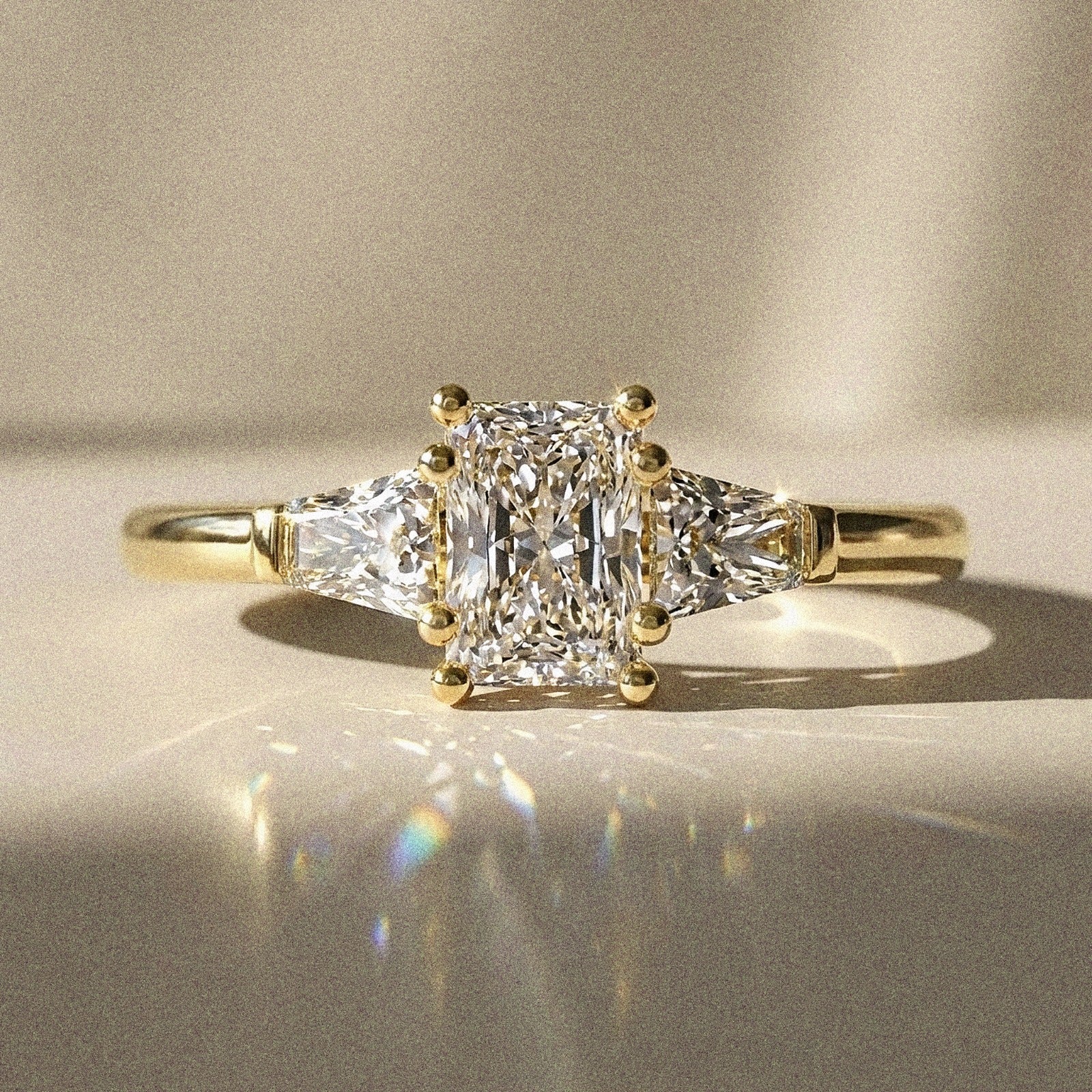 Olea - Bague de fiançailles pierre radiant épaulée