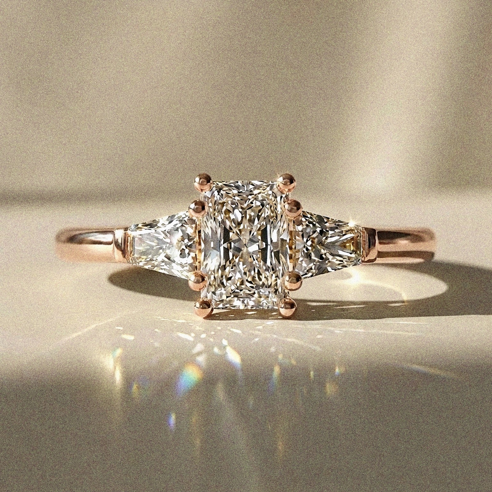 Olea - Bague de fiançailles pierre radiant épaulée