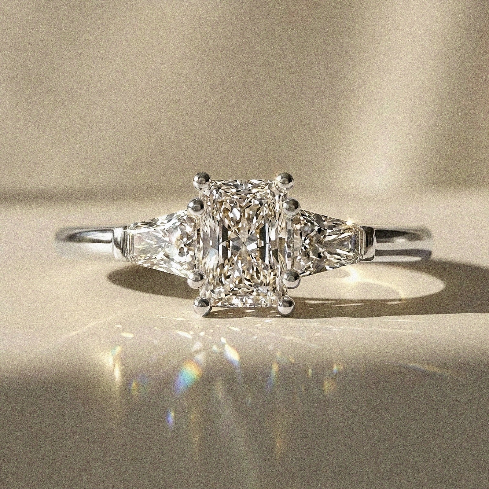 Olea - Bague de fiançailles pierre radiant épaulée