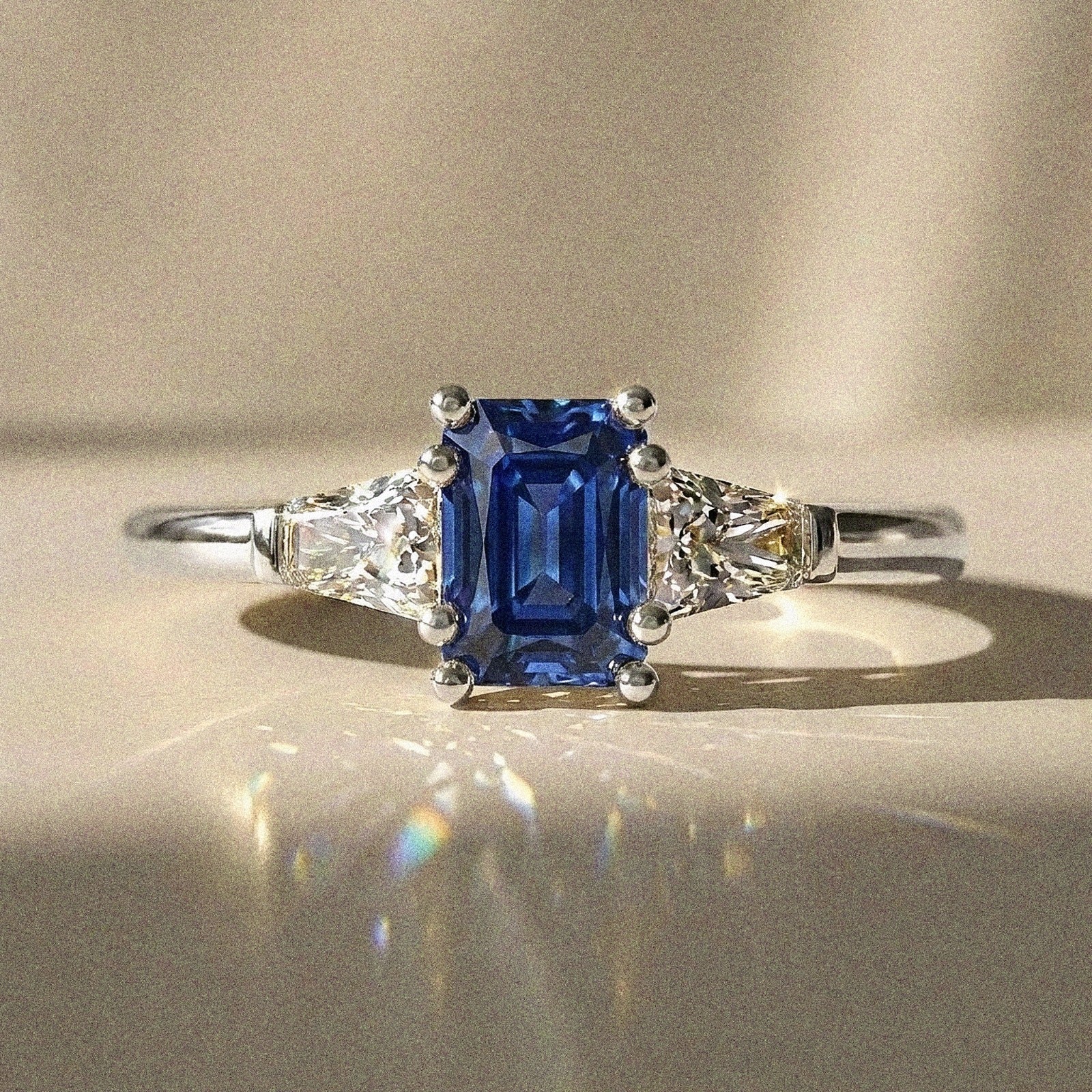 Olea - Bague de fiançailles pierre radiant épaulée