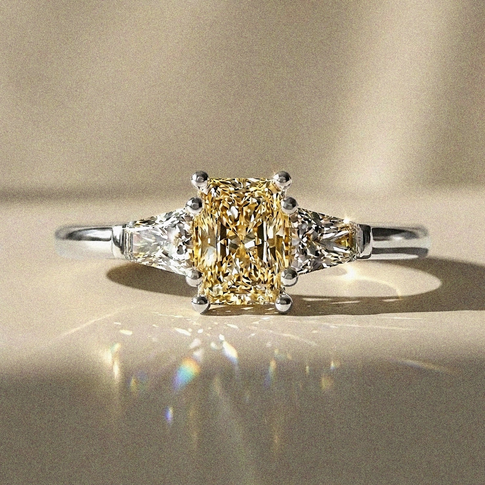 Olea - Bague de fiançailles pierre radiant épaulée