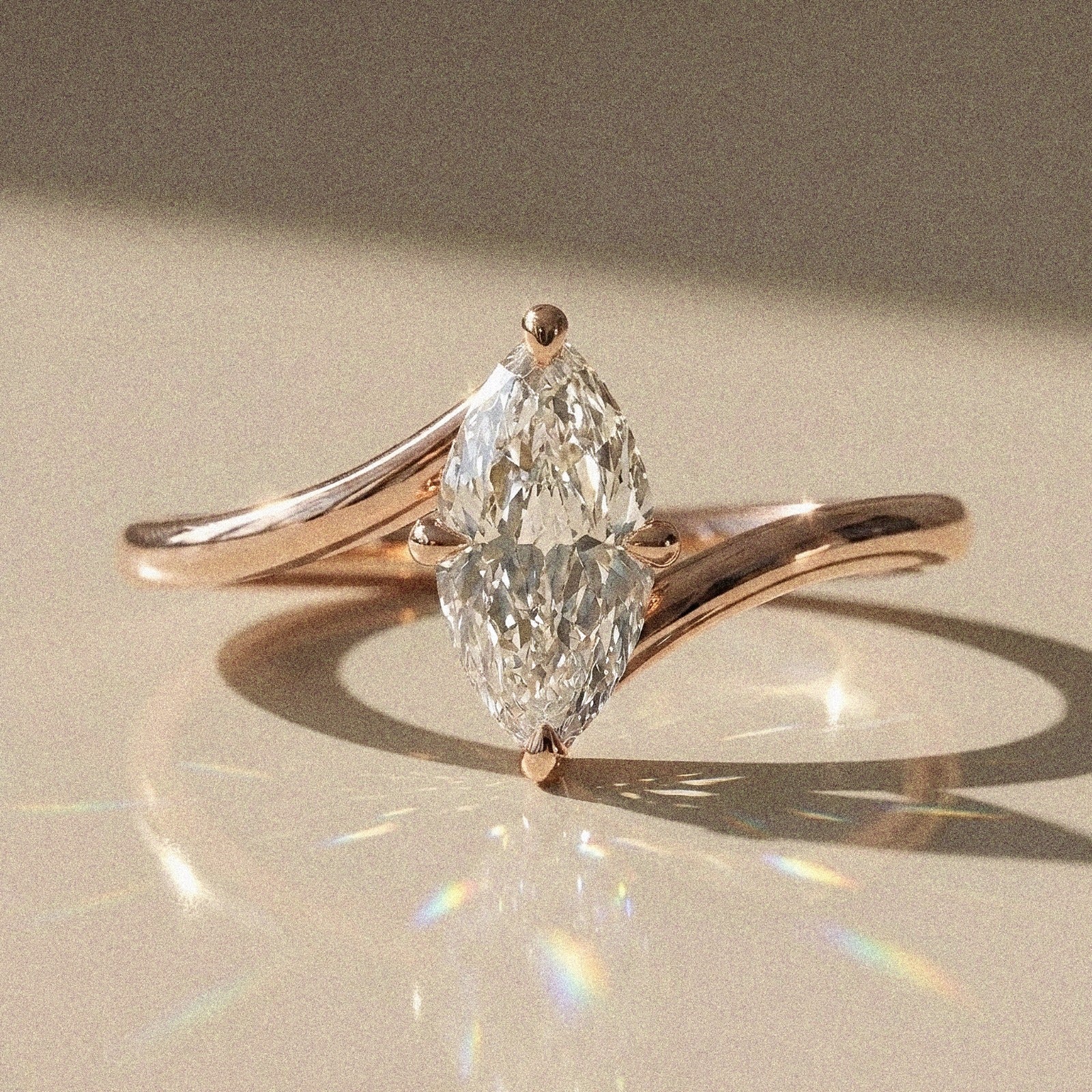Amelys - Solitaire shuttle-shaped engagement ring