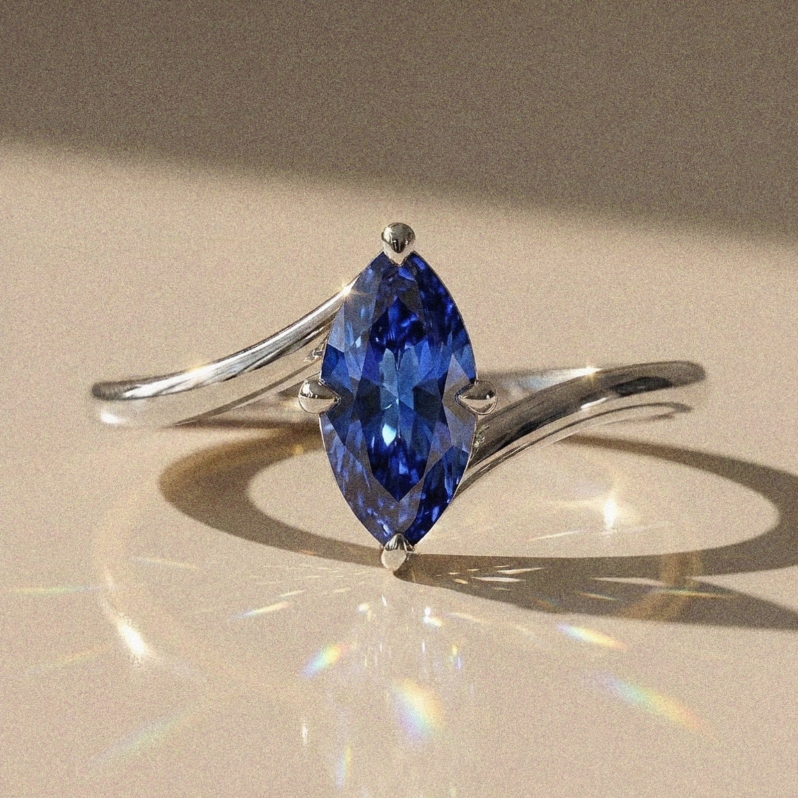 Amelys - Solitaire shuttle-shaped engagement ring