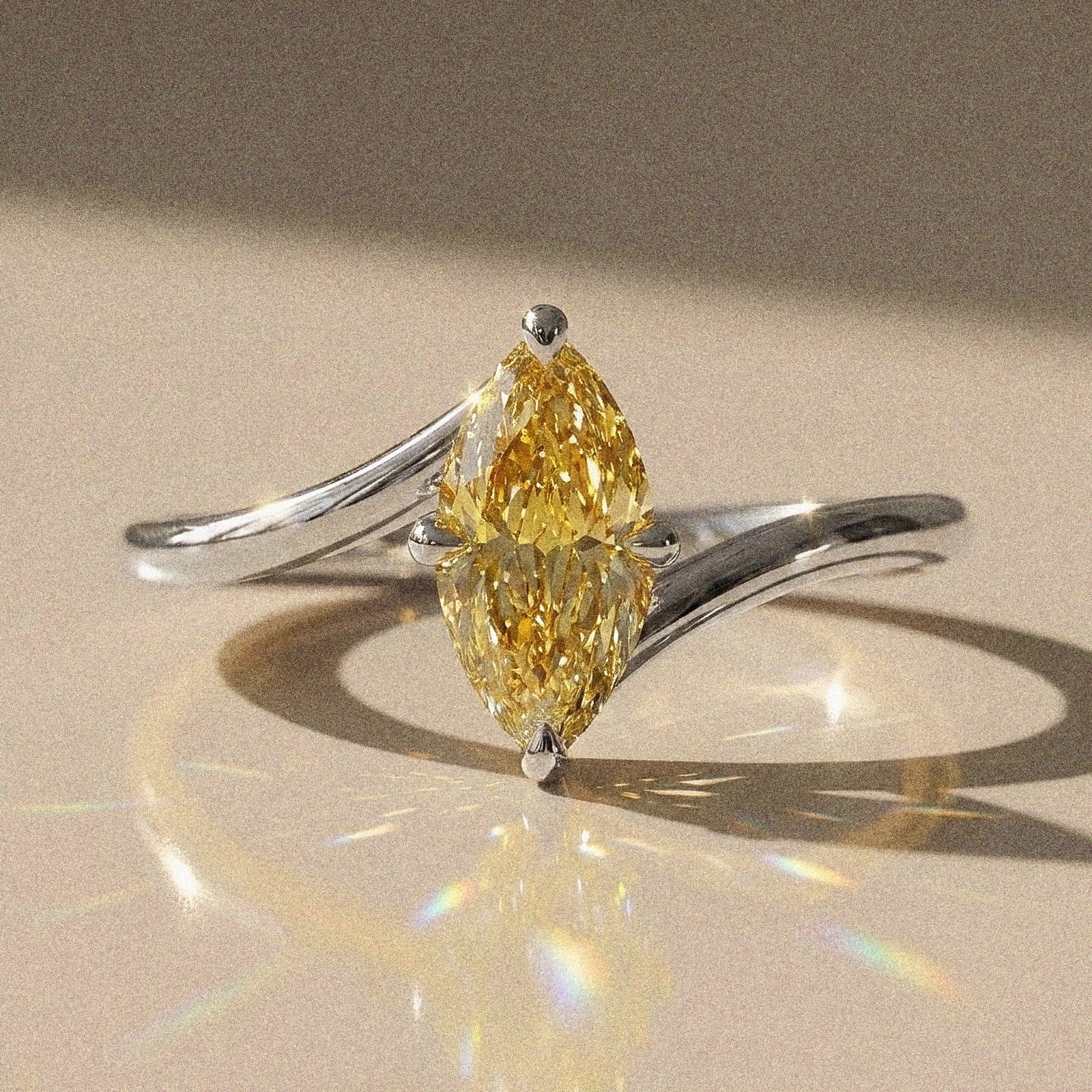 Amelys - Solitaire shuttle-shaped engagement ring