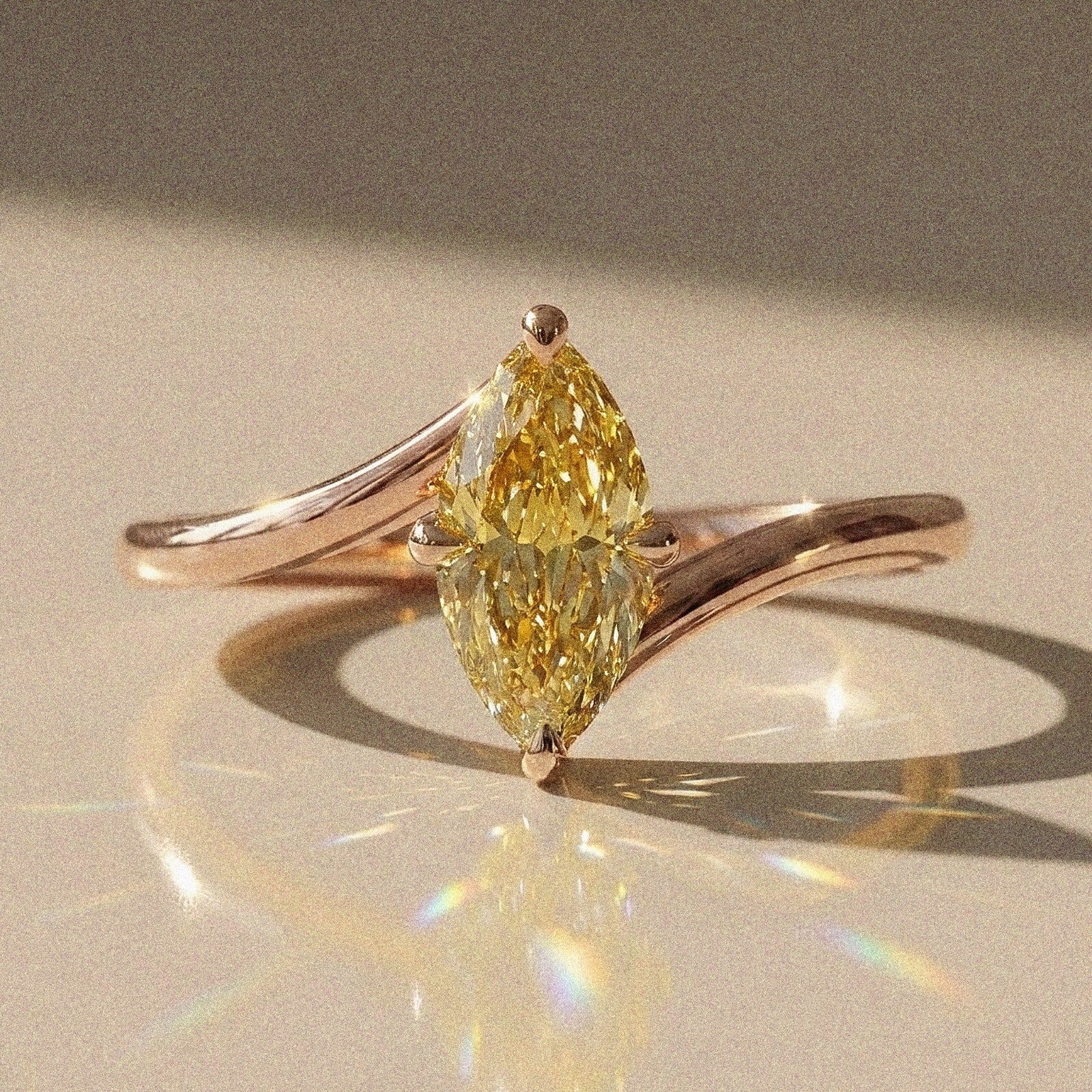 Amelys - Solitaire shuttle-shaped engagement ring