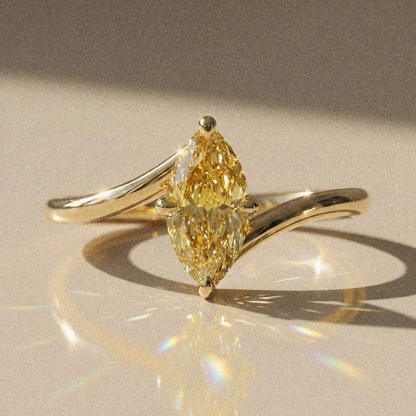 Amelys - Solitaire shuttle-shaped engagement ring