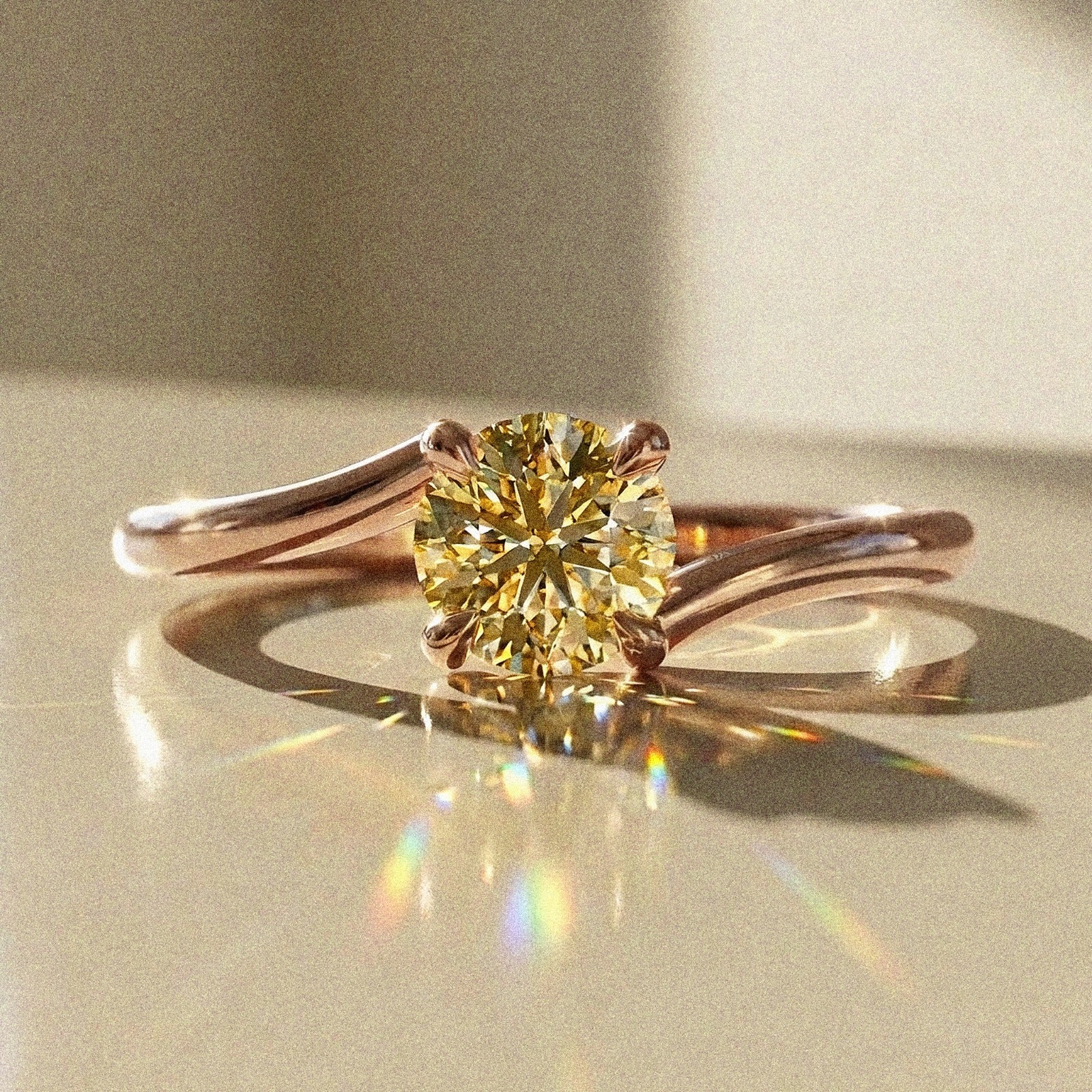 Bely - round brilliant-cut stone - solitaire