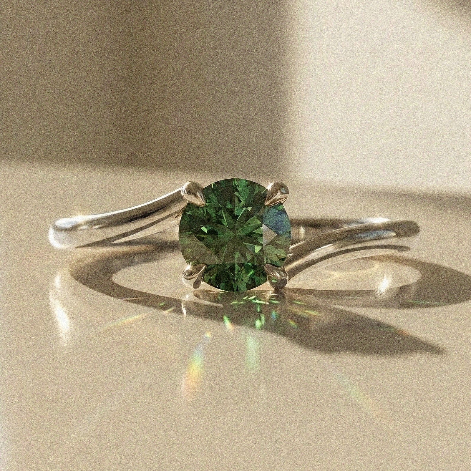 Bely - round brilliant-cut stone - solitaire