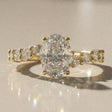 Bergenie - Bague de fiançailles pierre ovale et pierres latérales