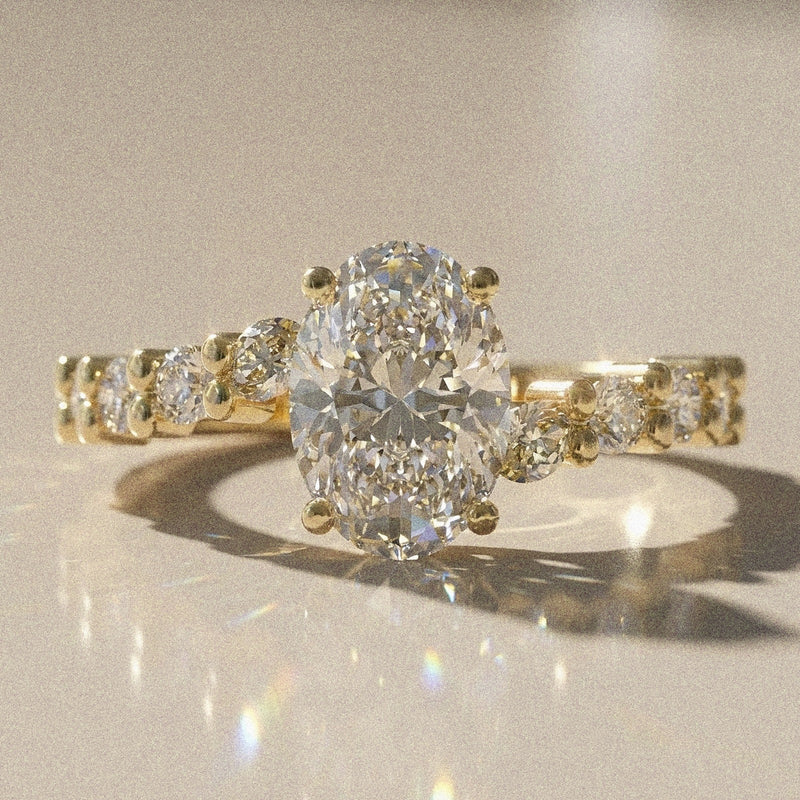 Bergenie - Bague de fiançailles pierre ovale et pierres latérales