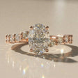 Bergenie - Bague de fiançailles pierre ovale et pierres latérales