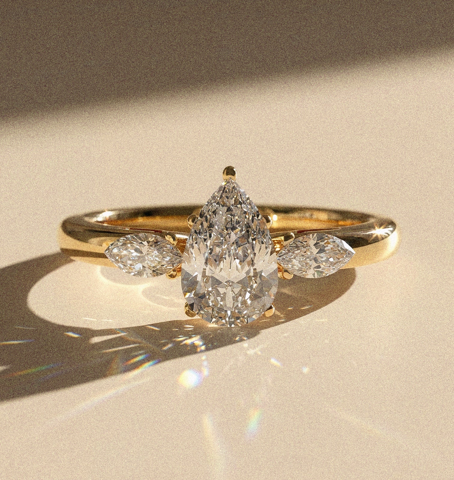 Victoria - Bague de fiançailles solitaire poire accompagné