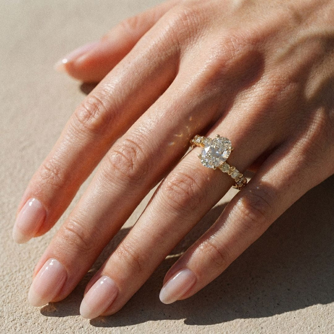 Bergenie - Bague de fiançailles pierre ovale et pierres latérales