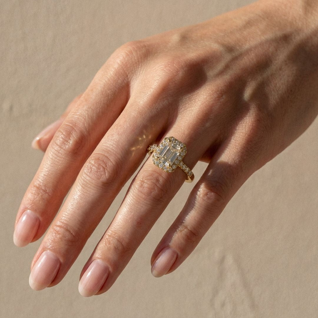 Adonia - Bague de fiançailles saphir vert rectangle à pans coupés à entourage