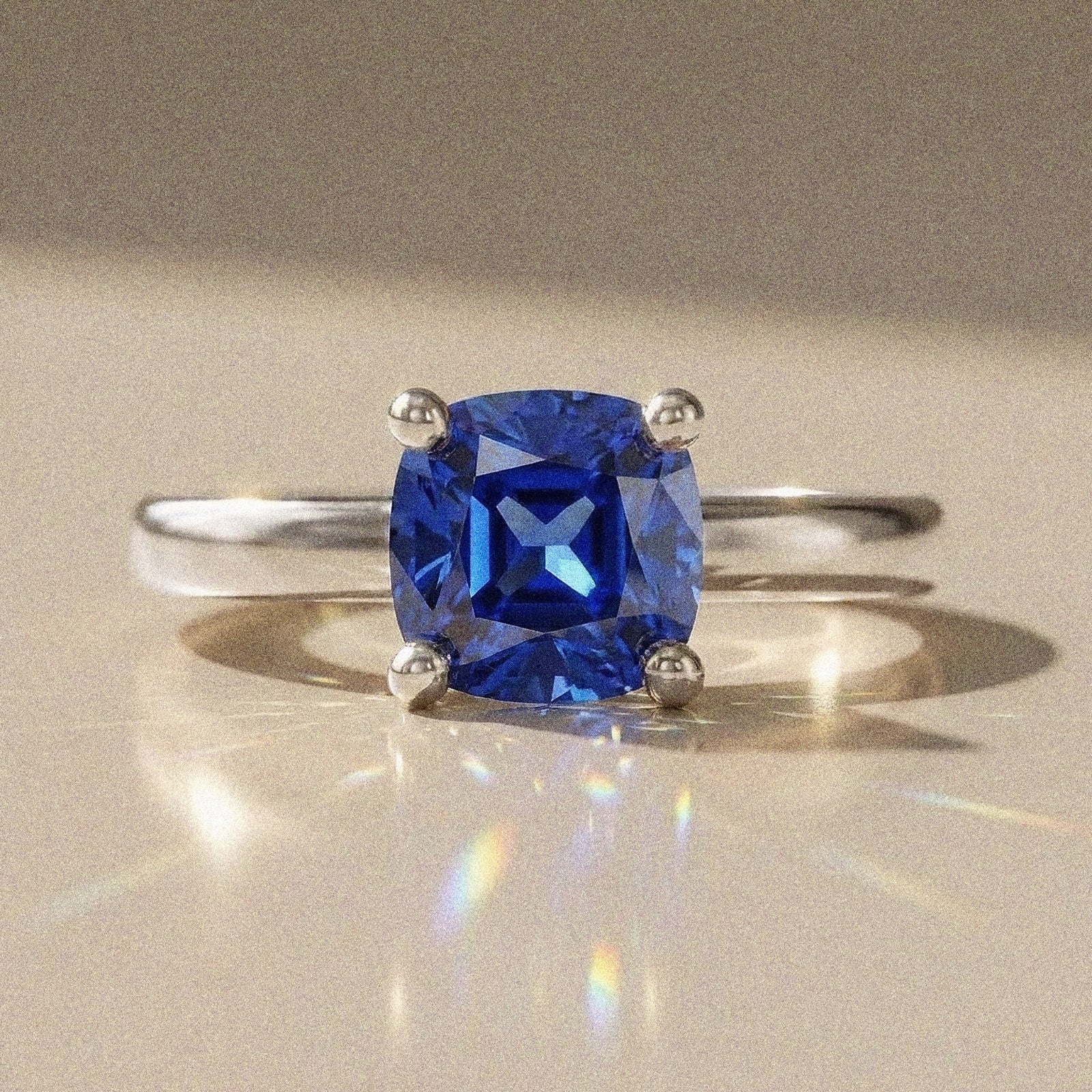 Madeleine - Solitaire accompanied pear-shaped
